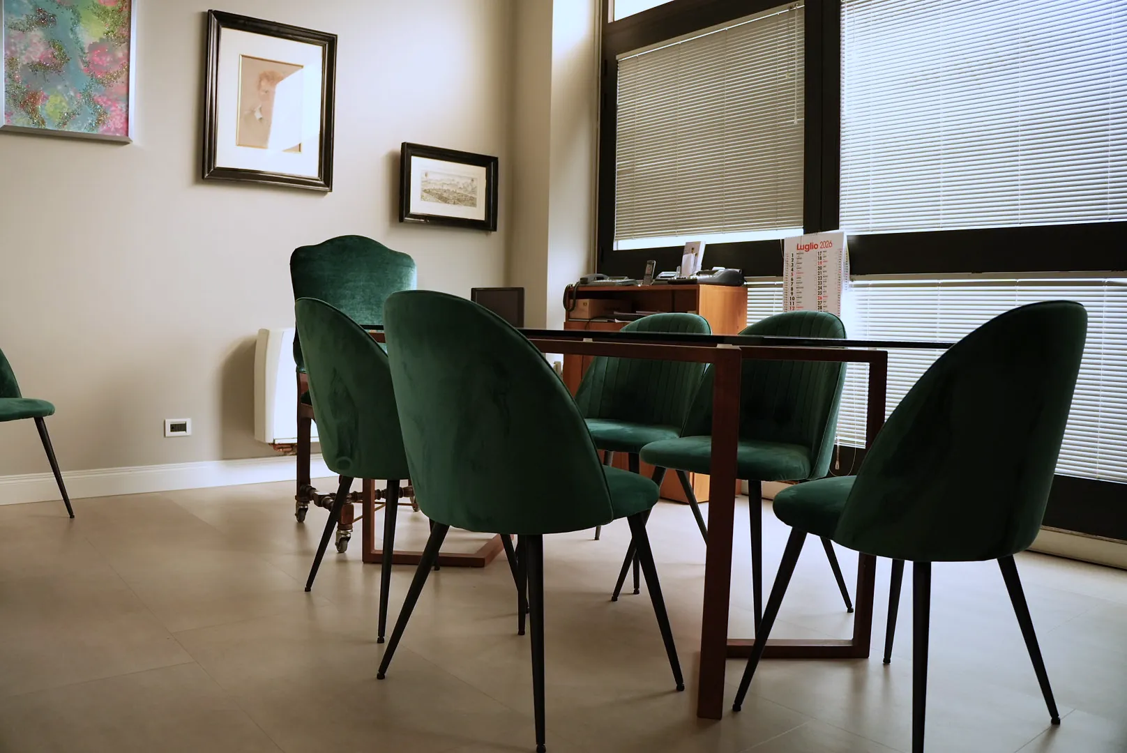 Ufficio consulenze con tavolo e poltroncine in velluto verde